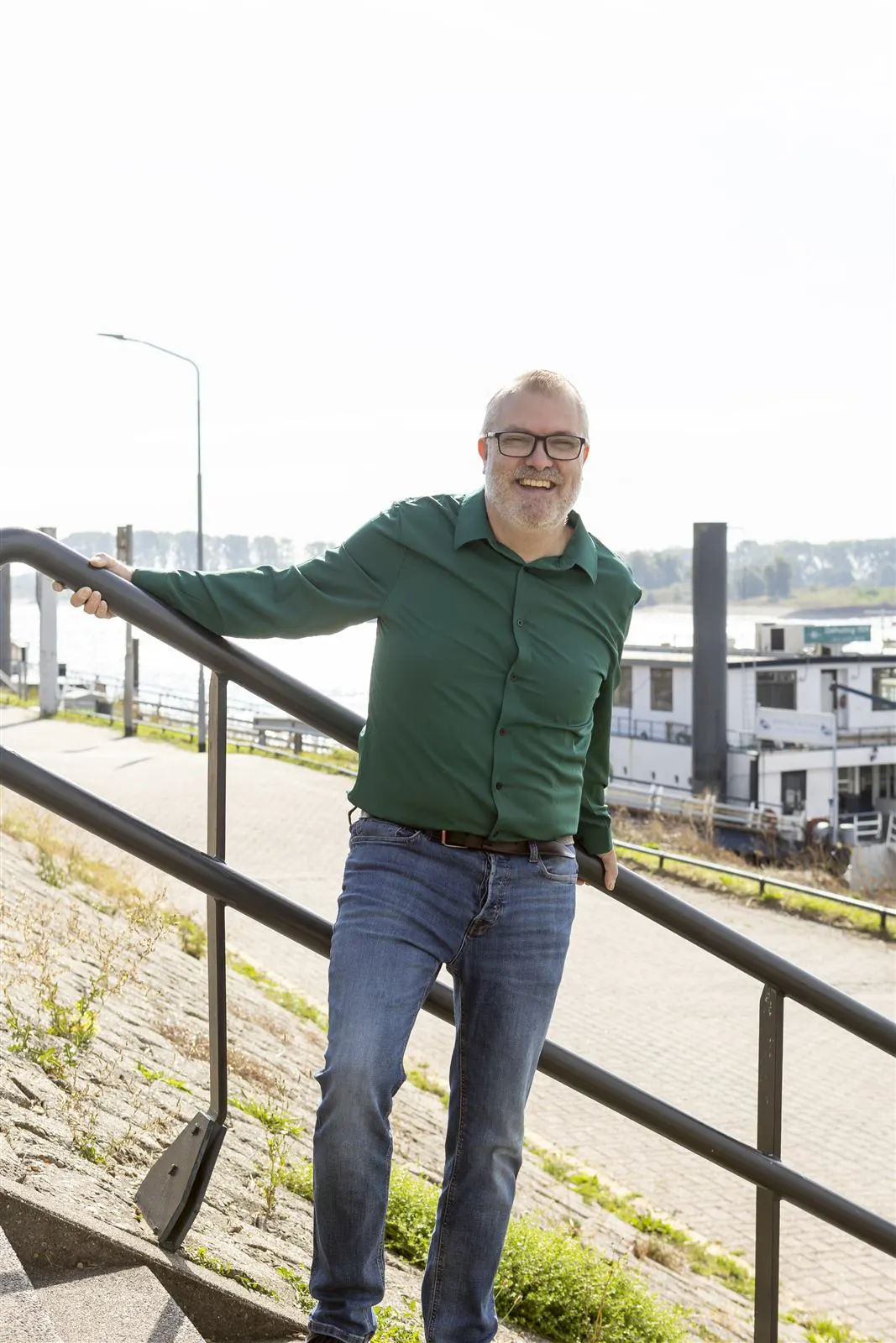 Johan bij de trap aan de kade