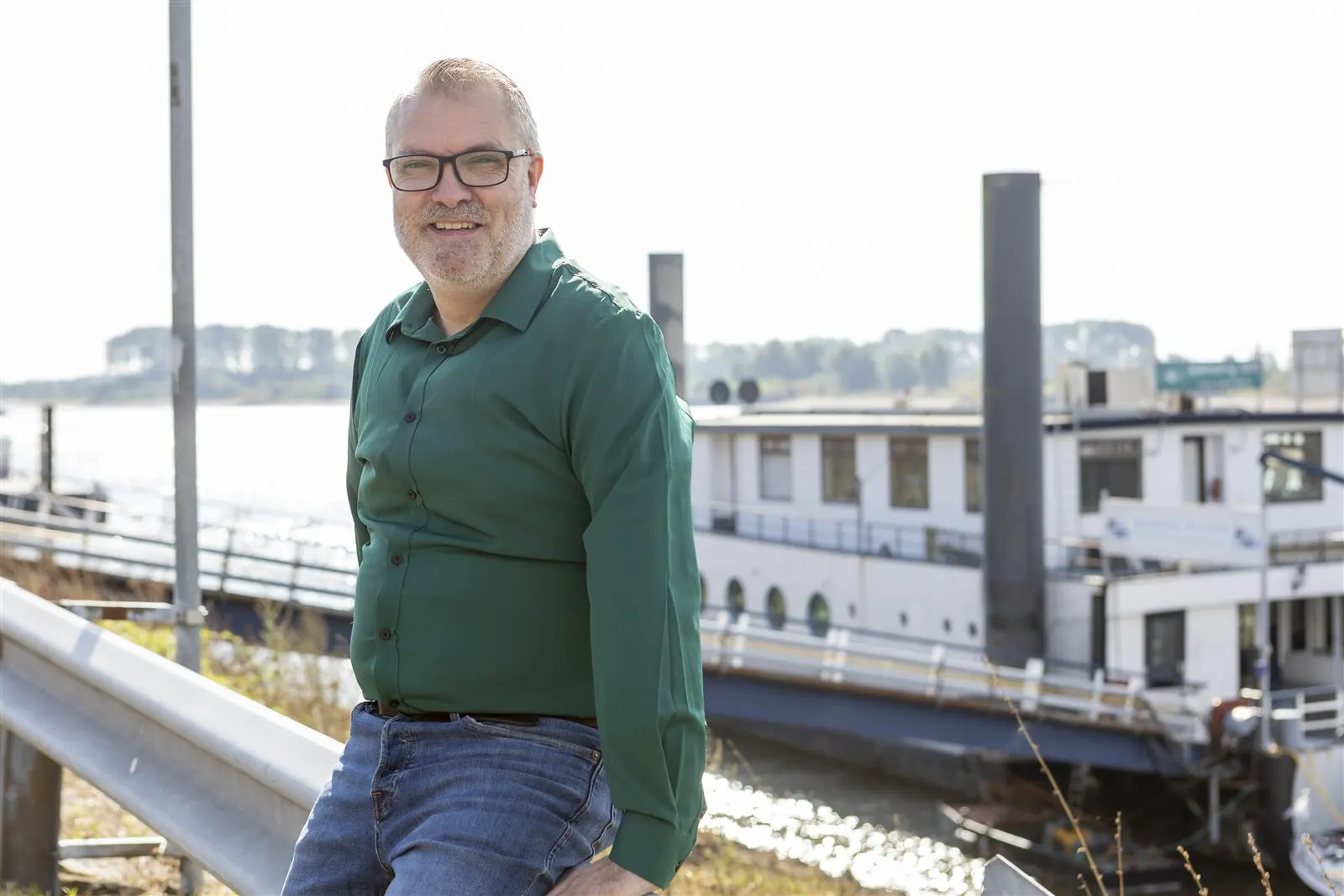 Johan bij het water aan de kade