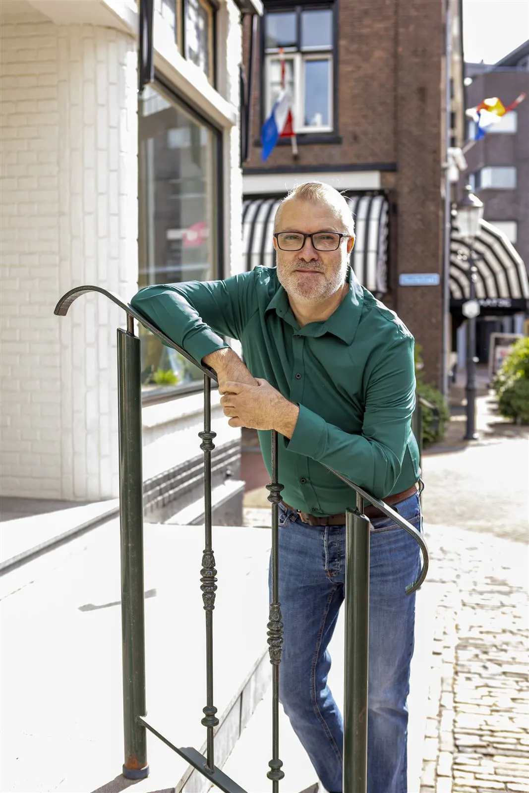 Johan leunend bij een trap aan de kade