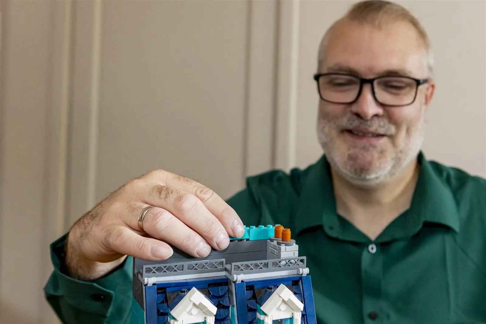 Johan bouwt aan een LEGO-huis