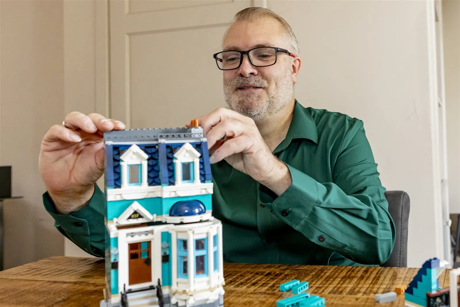 Johan bouwt geconcentreerd aan een LEGO-huis
