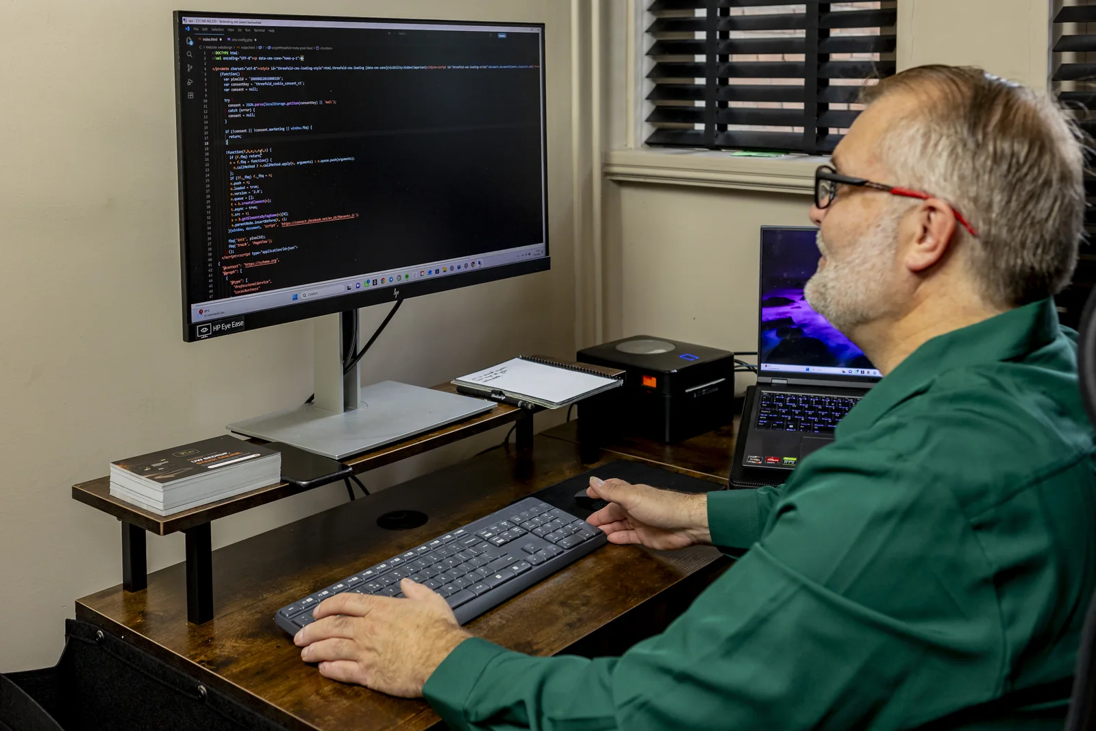 Johan werkt aan code op een groot beeldscherm