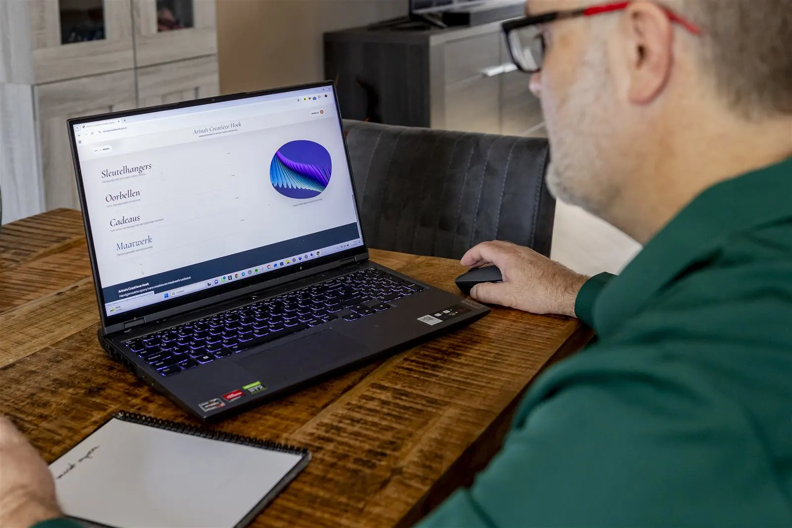 Johan werkt achter een laptop aan een website